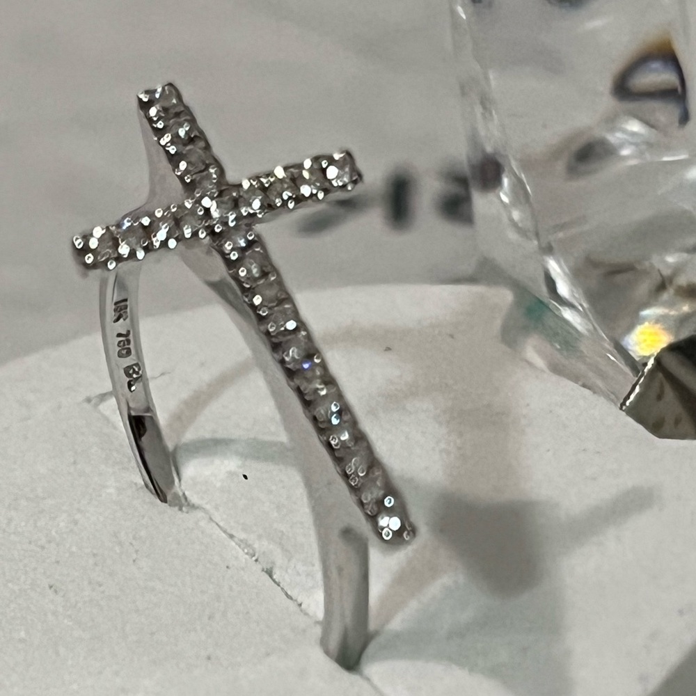 BONY LEVY PRE-LOVED AUTHENTIC NATURAL DIAMONDS LUXURIOUS HANDCRAFTED CROSS RING